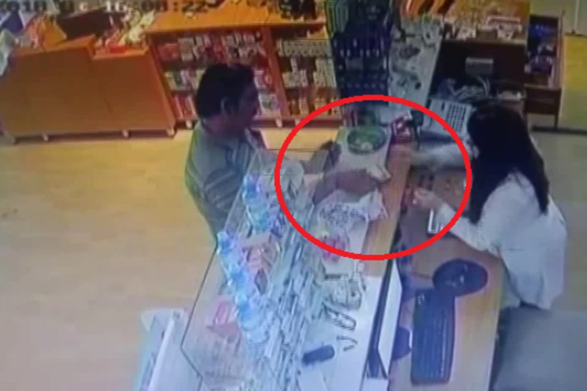 Bakıda əcnəbilər market və mağazalarda insanları aldadıb pulunu alır - VİDEO