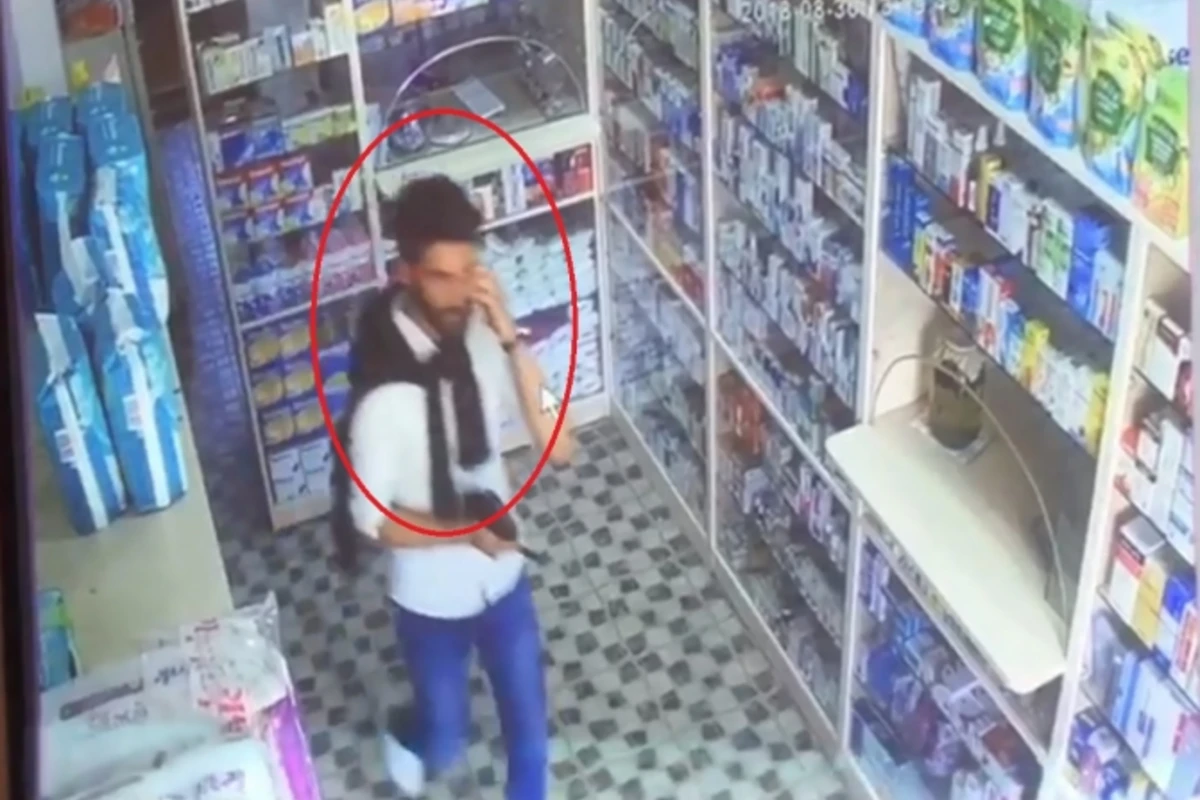 Bakıda aptekdən oğurluq edən şəxsdən ağlasığmaz əməl (VİDEO) Bakıda aptekdən oğurluq edən şəxsdən ağlasığmaz əməl (VİDEO)