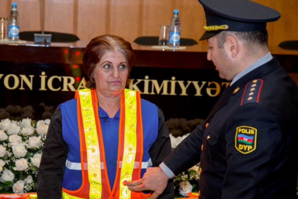 Bu o demək deyil ki, jileti geyinib maşınların qabağına çıxmalısan - Süpürgəçilərə paylanan xüsusi jiletlərlə bağlı AÇIQLAMA