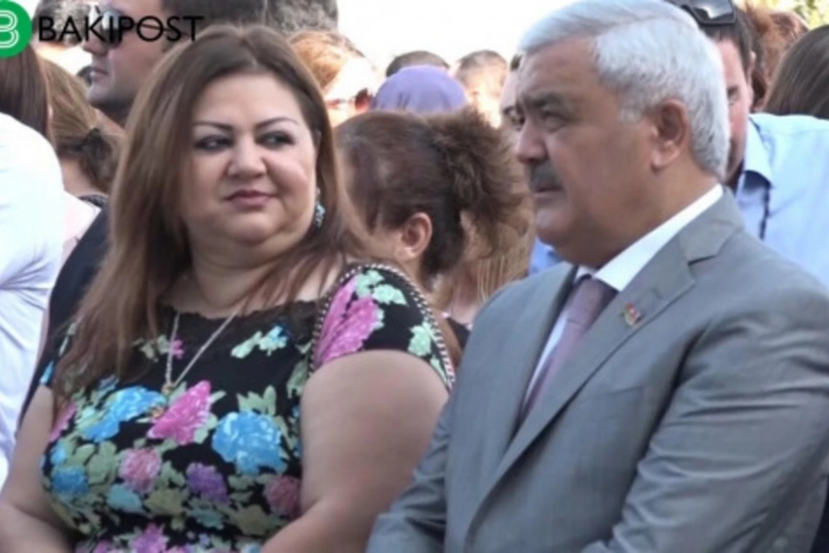 Rövnəq Abdullayev xanımı və nəvəsi ilə - FOTO