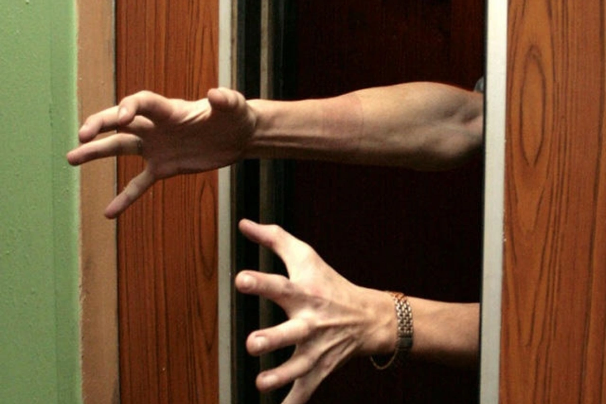 Bakıda lift qırıldı, ərəblər xəsarət aldı —VİDEO