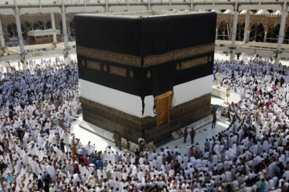 Паломники во время Хаджа сыграли в карты - ВИДЕО