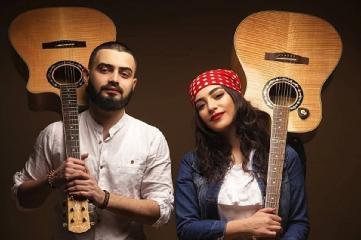 Azərbaycanlı cütlük Eyfel qülləsinin qarşısında Sarı gəlin mahnısını ifa etdi - FOTO Azərbaycanlı cütlük Eyfel qülləsinin qarşısında Sarı gəlin mahnısını ifa etdi - FOTO