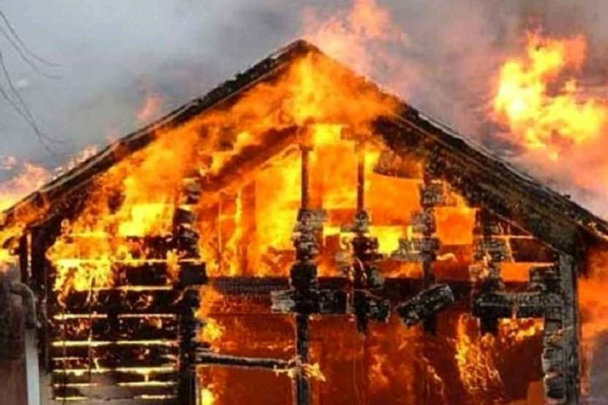 Lənkəranda 9 otaqlı ev yanıb Lənkəranda 9 otaqlı ev yanıb