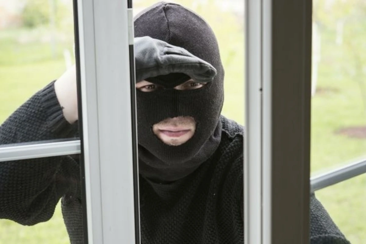 В Азербайджане малолетний сын хозяина помог вору украсть из квартиры драгоценности на 20 тысяч AZN