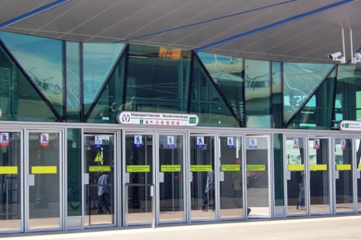 Залипла в смартфон. В метро Петербурга девушка пробила головой стеклянную дверь - ВИДЕО