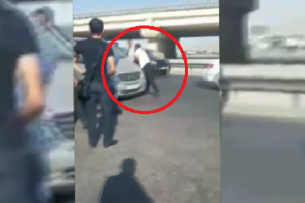В Баку драка таксистов из-за клиента: бросился под колеса машины - ВИДЕО