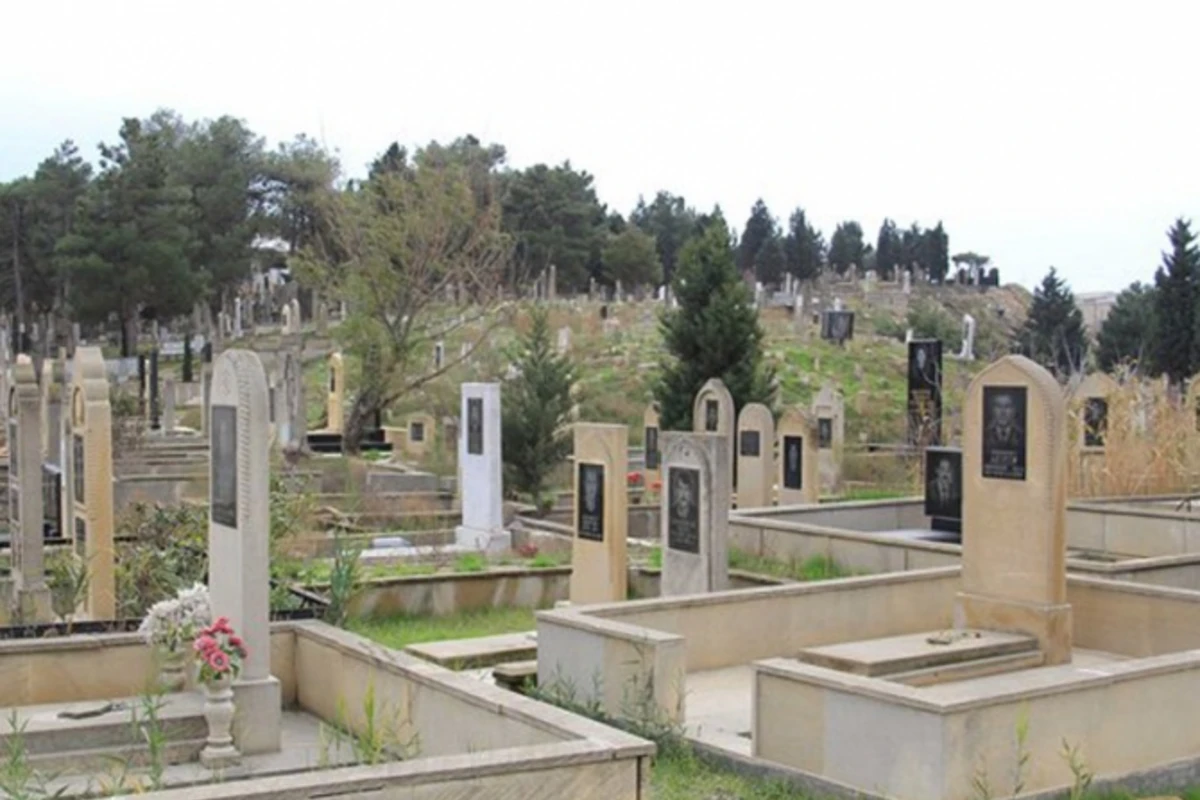 Bakıda FACİƏ: Qadın oğlunun və ərinin məzarı üstündə öldü Bakıda FACİƏ: Qadın oğlunun və ərinin məzarı üstündə öldü