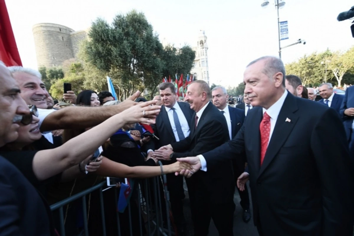 Bakıda Əroğan balaca qızla söhbət etdi - Maraqlı anlar (VİDEO)