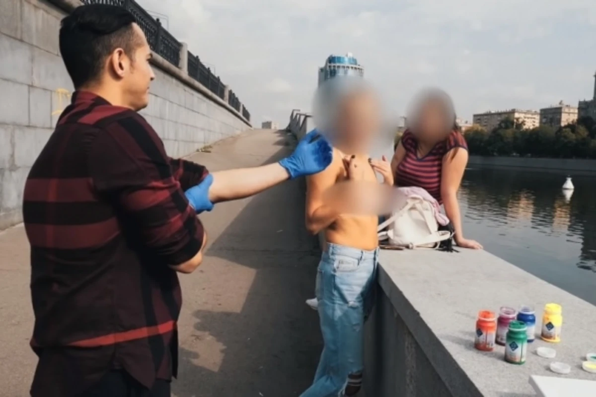 Раздел девушек и рисовал на их груди: позор в центре города - ВИДЕО