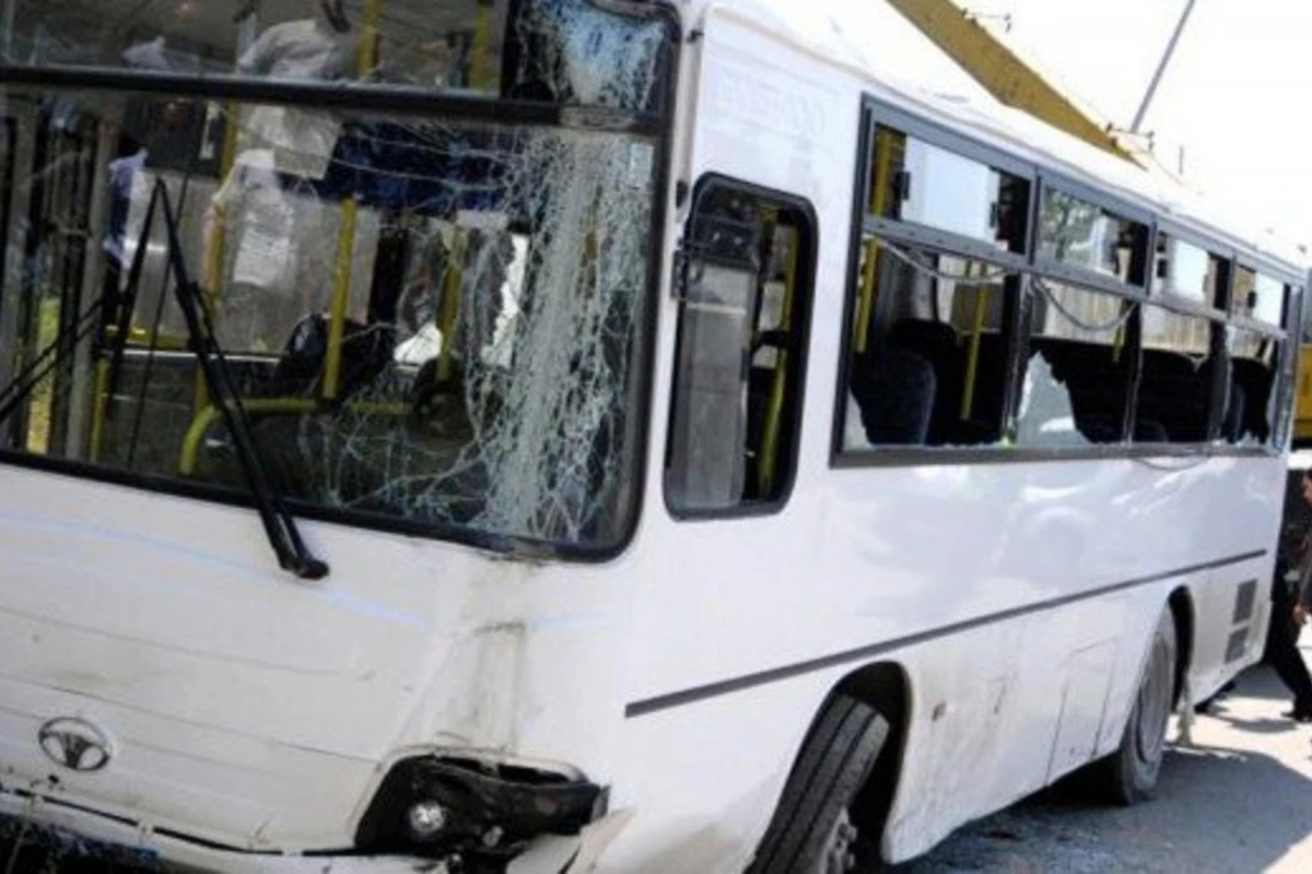 Bakının mərkəzində zəncirvari avtobus qəzası - 3 avtobus bir-birinə çırpıldı