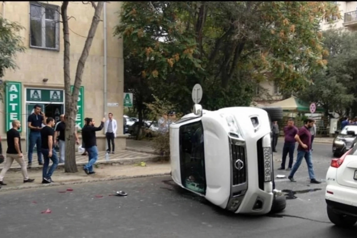 В Баку перевернулся Nissan - ВИДЕО