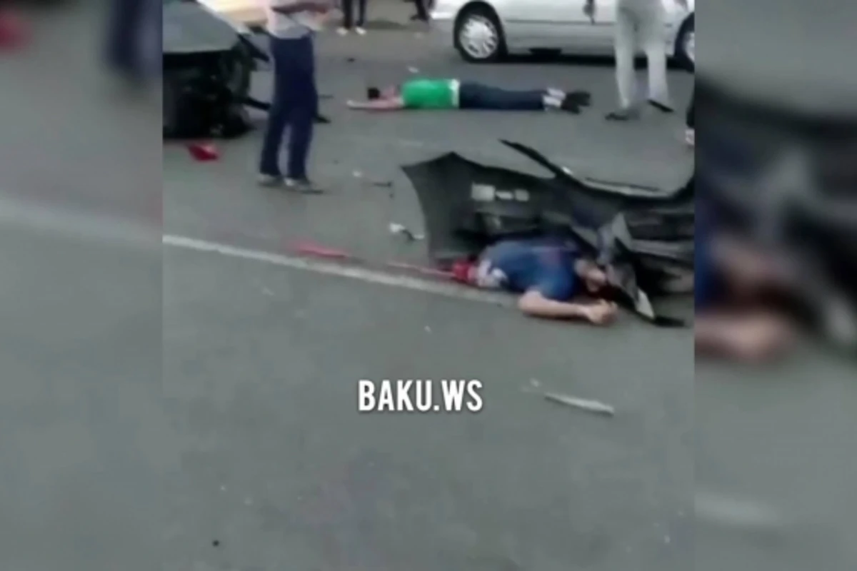 Жуткие кадры с места страшного ДТП в Баку, в котором погибли 4 человека - ВИДЕО