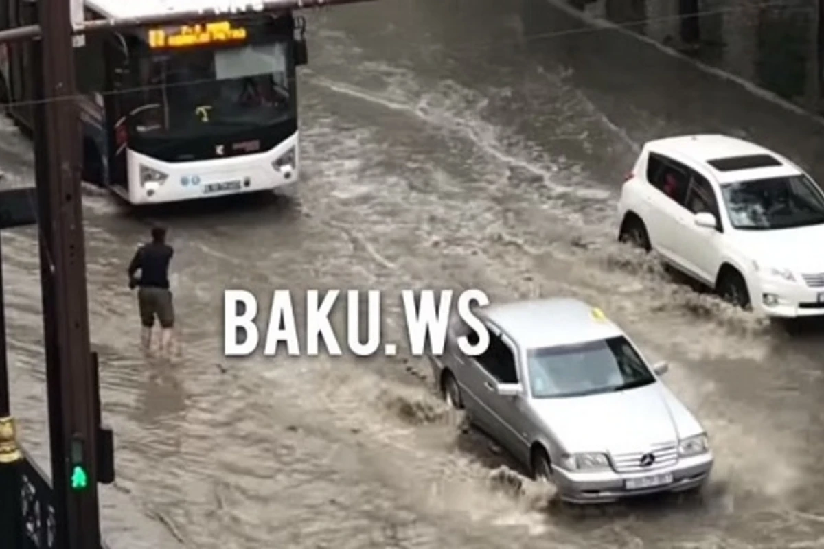 Баку  после проливного дождя: автомобили застряли в потоках воды - ВИДЕО