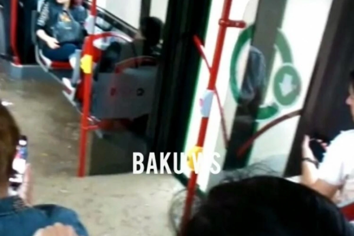 В Баку вода затопила салоны автобусов с пассажирами - ВИДЕО
