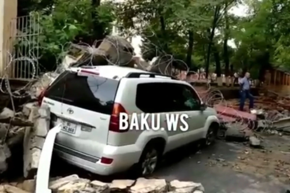 Salyanski kazarmanın hasarı maşınların üzərinə aşdı (VİDEO)
