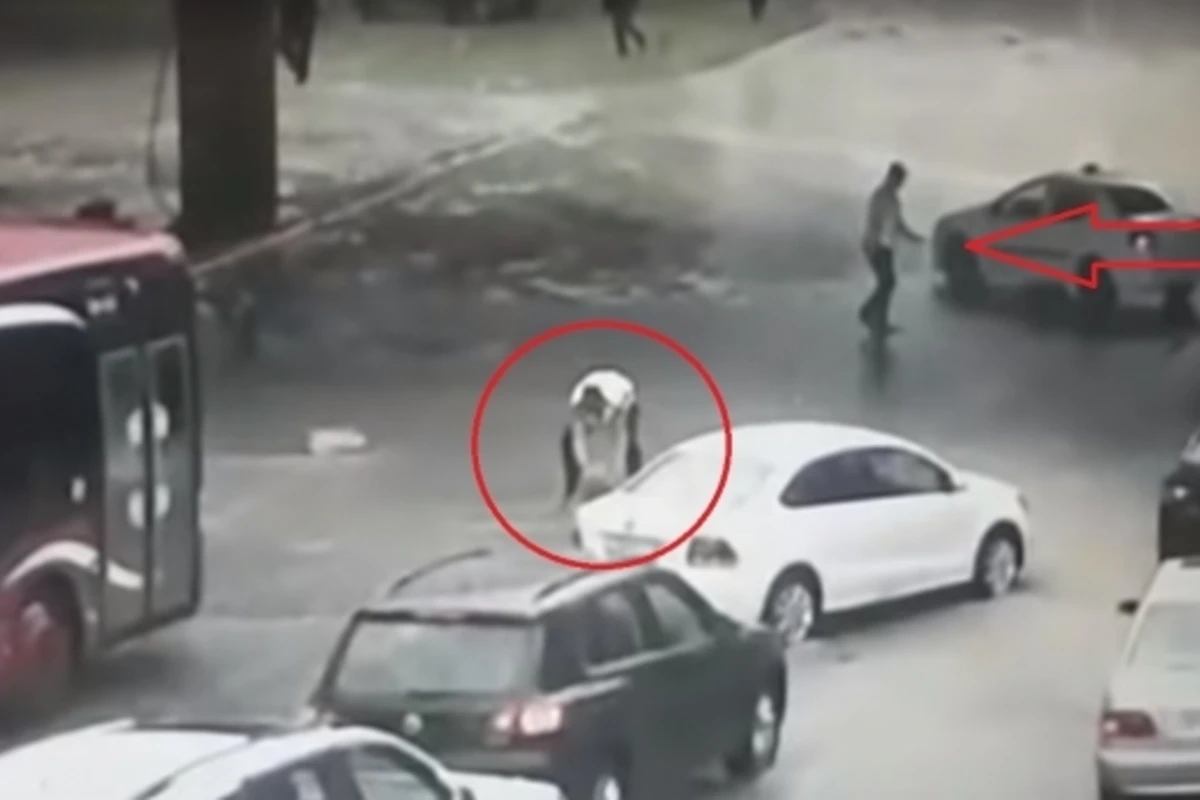 Как дорожная полиция помогала гражданам в Баку - ВИДЕО