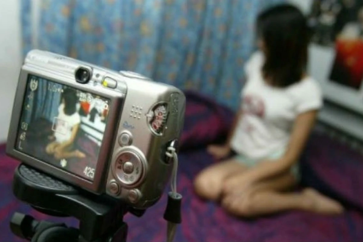 Qadın 14 yaşlı qızının pornoqrafik videolarını sevgilisinə göndərdi