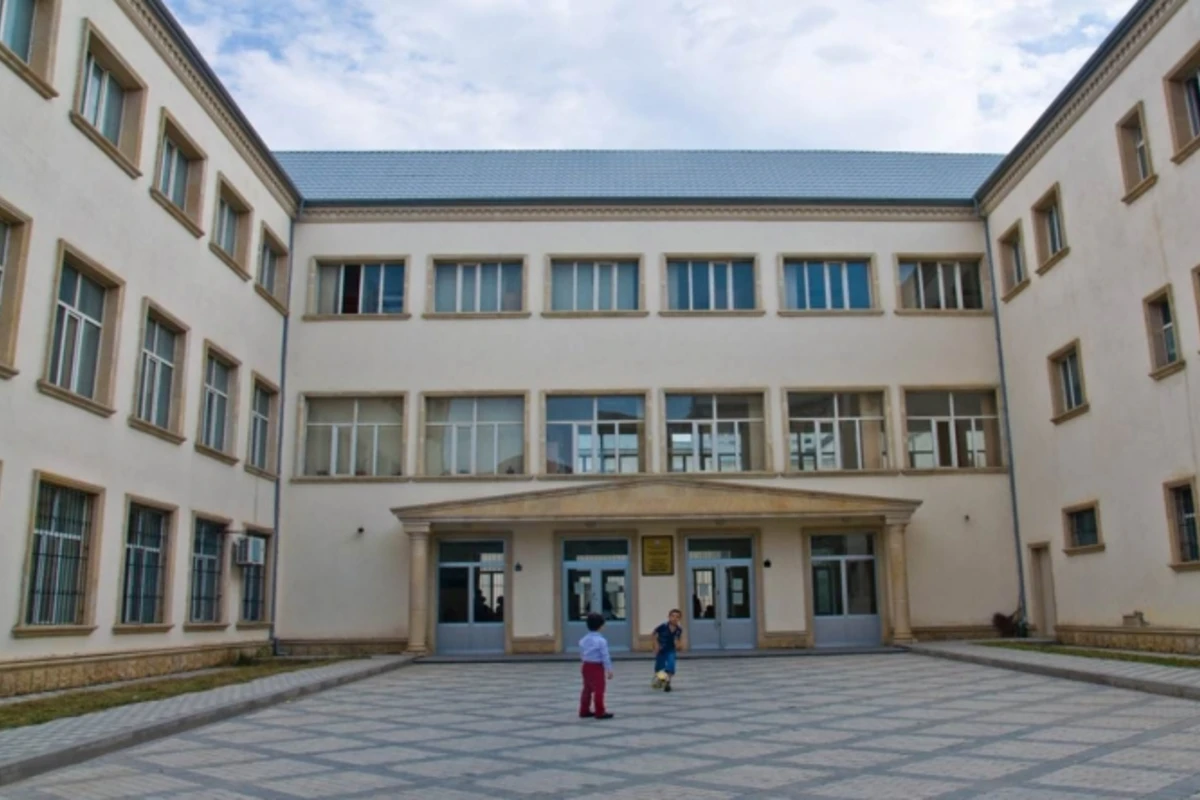 Bakı məktəbində QALMAQAL; 28 uşaq sinifdə qaldı - FOTO Bakı məktəbində QALMAQAL; 28 uşaq sinifdə qaldı - FOTO