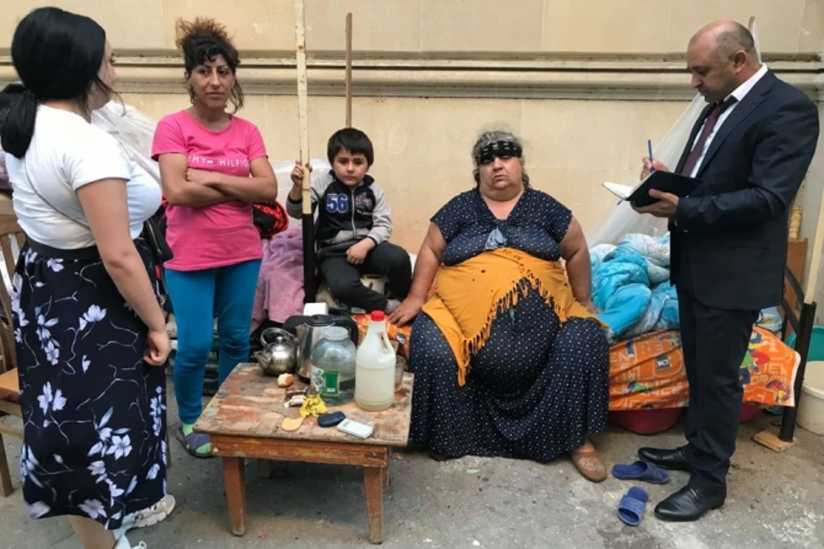 Soyuq havada küçədə qalan ailə sığınacağa yerləşdirildi, amma... - FOTO
