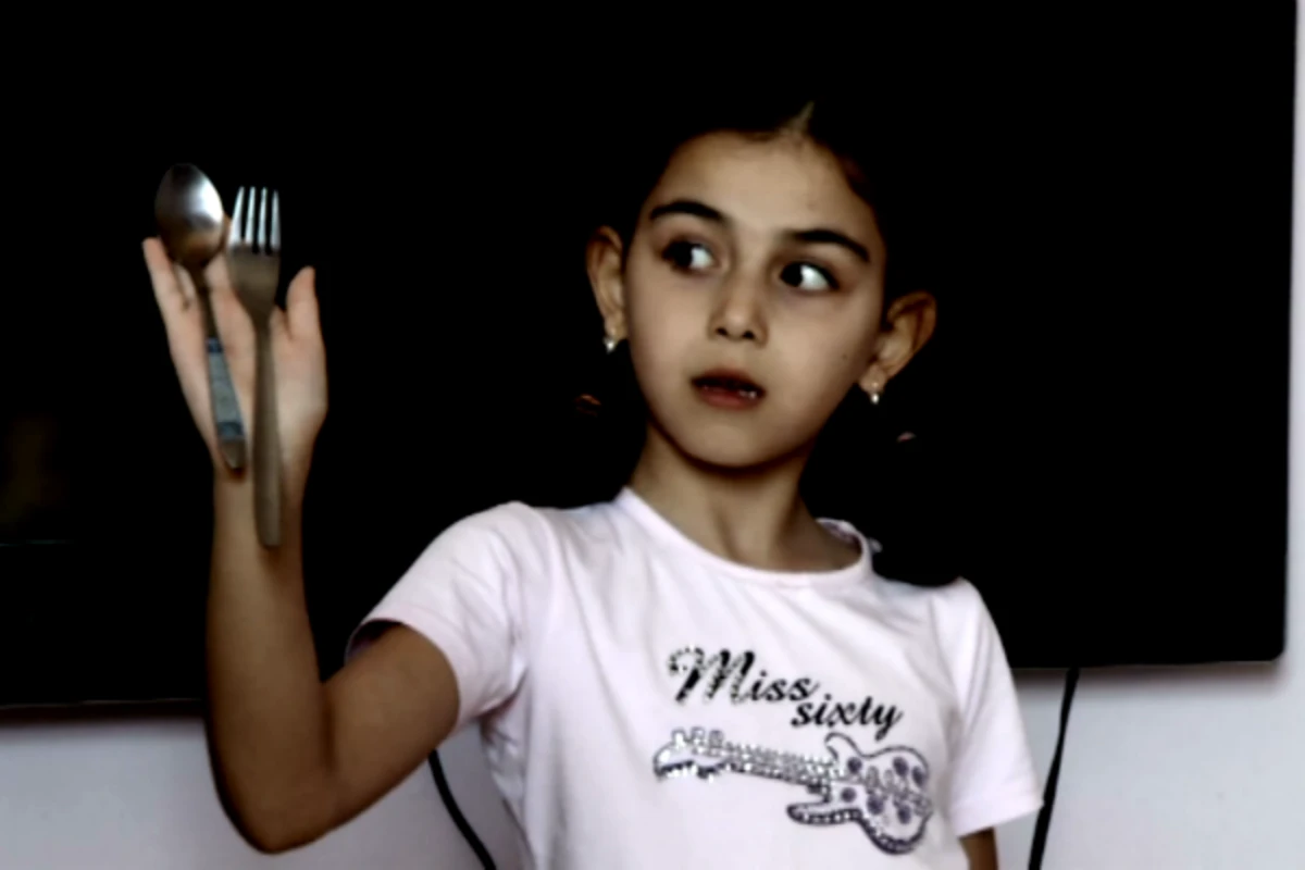 Maqnit qız sizin də diqqətinizi çəkəcək – VİDEO Maqnit qız sizin də diqqətinizi çəkəcək – VİDEO