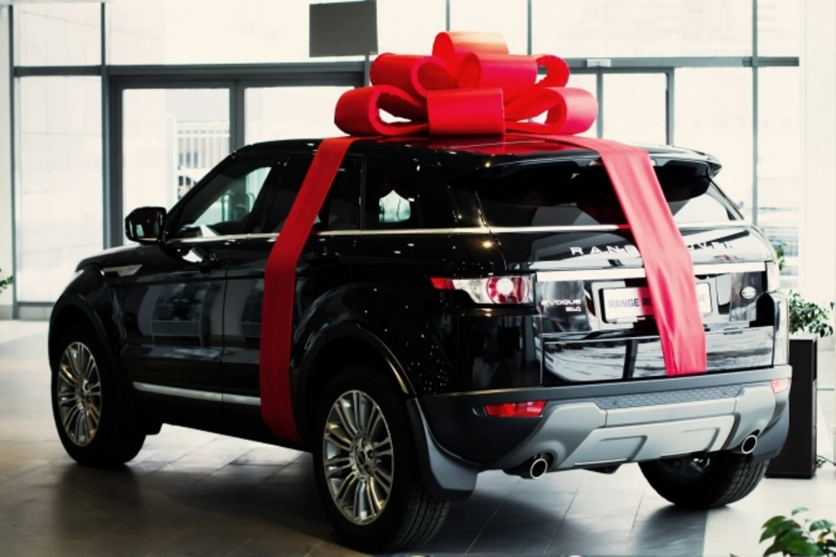 В Баку женщина на деньги мужа купила любовнику Range Rover