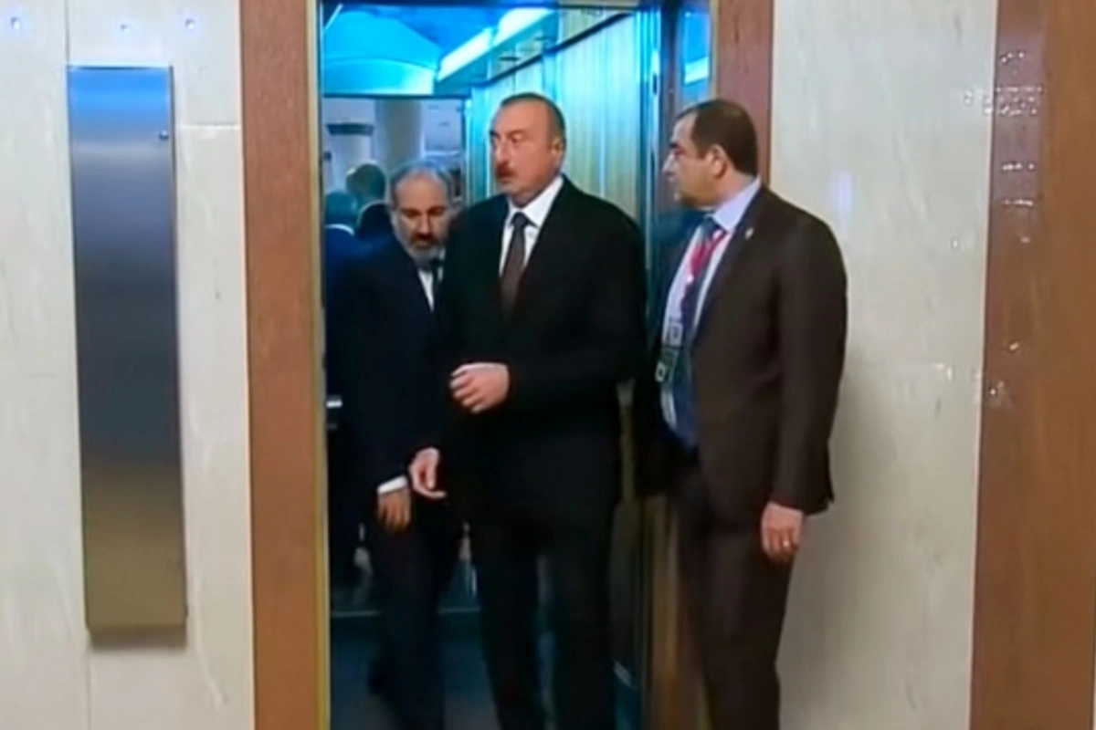 İlham Əliyevlə Paşinyanın görüşündən sensasion kadrlar - VİDEO