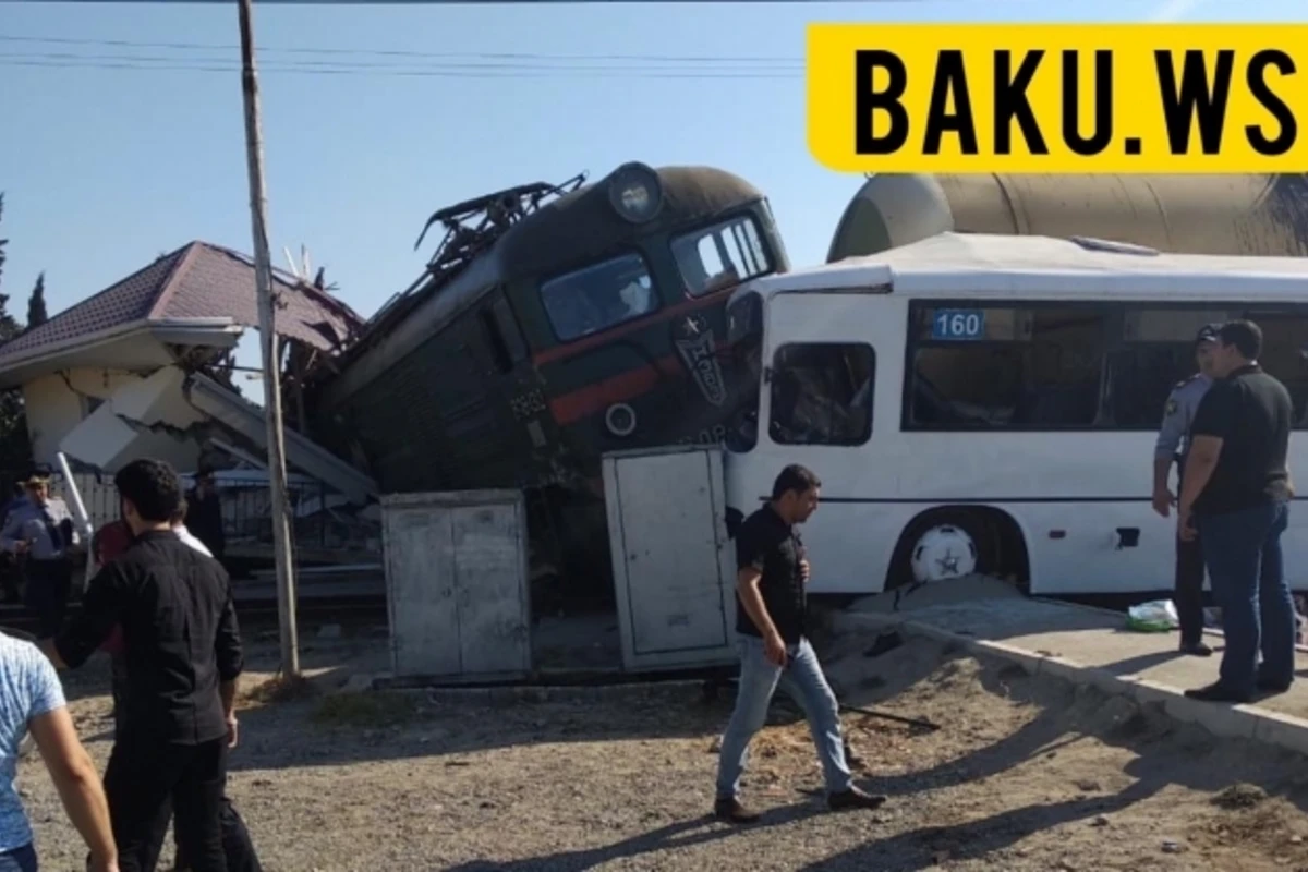 В Баку столкнулись поезд с пассажирским автобусом: есть погибший и пострадавшие - ОБНОВЛЕНО, ВИДЕО