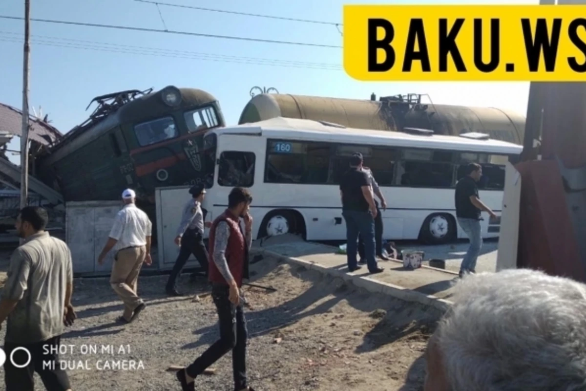 Число погибших при столкновении автобуса с поездом в Баку достигло 2 человек