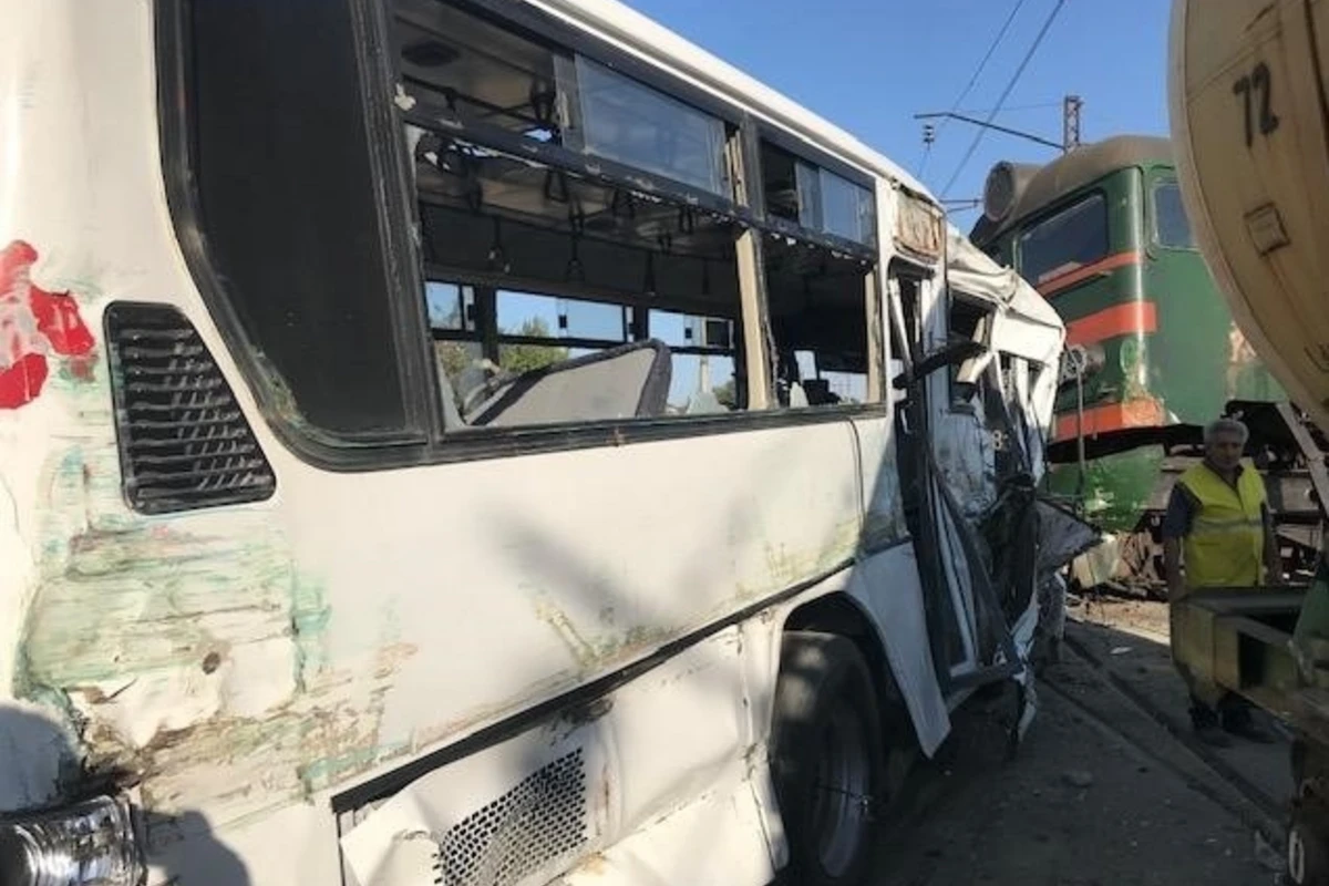 В результате столкновения поезда и автобуса в Баку погиб учитель лицея и единственный ребенок в  семье - ФОТО
