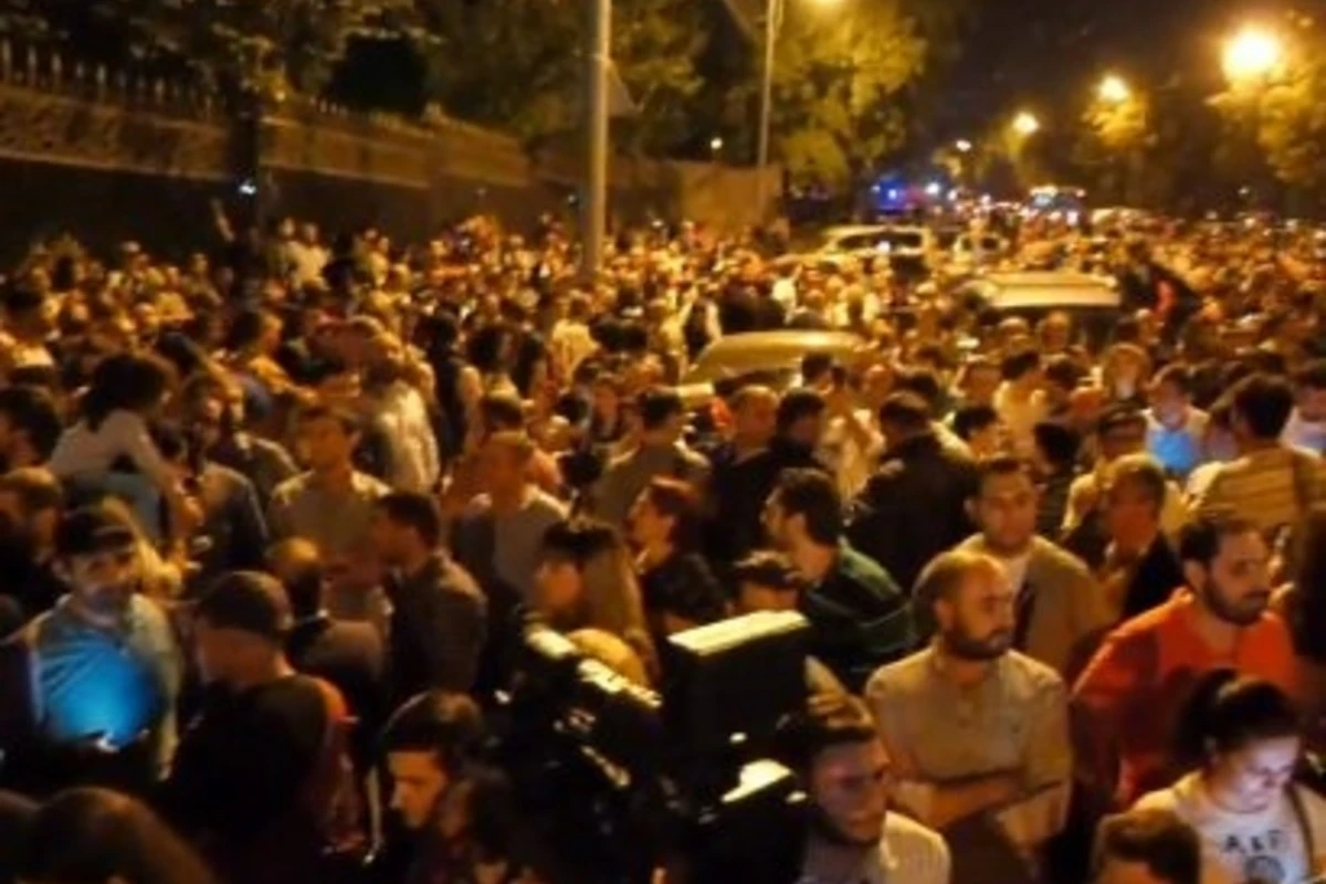 Ermənistan parlamenti qarşısında aksiya başlayıb Ermənistan parlamenti qarşısında aksiya başlayıb