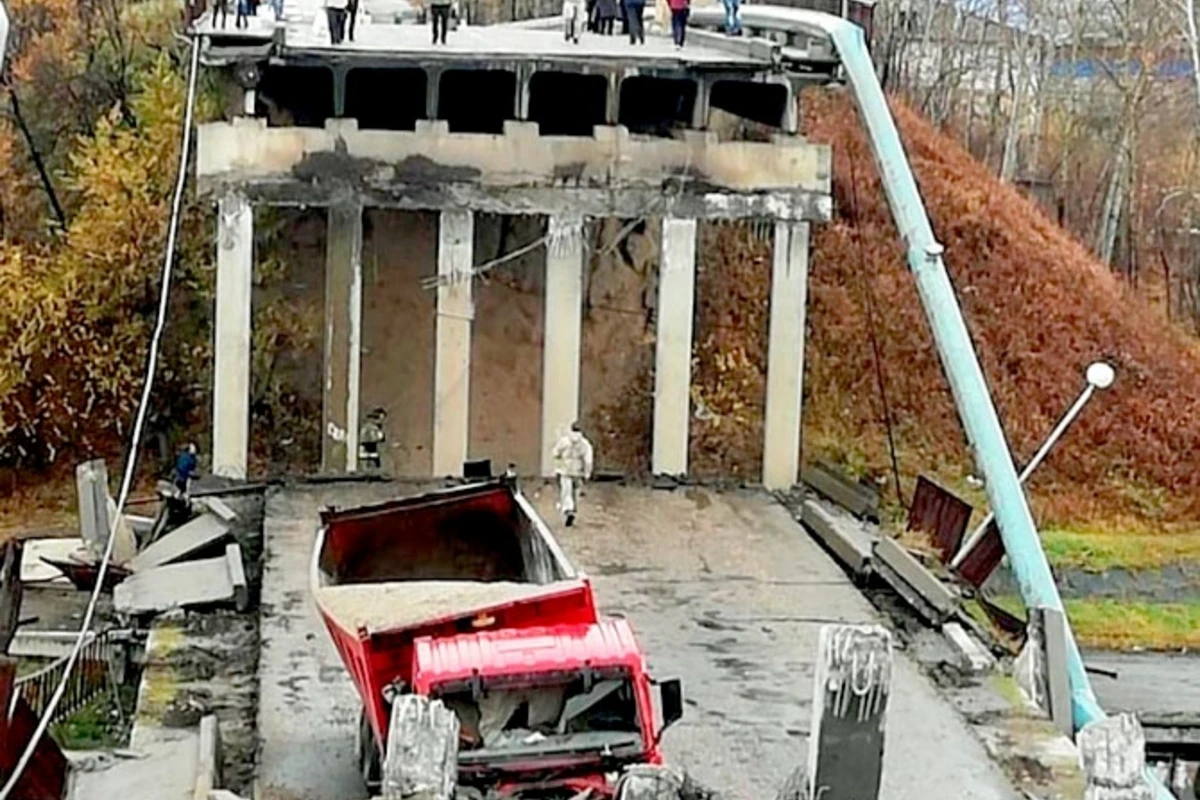 Обрушение автомобильного моста в России попало на ВИДЕО