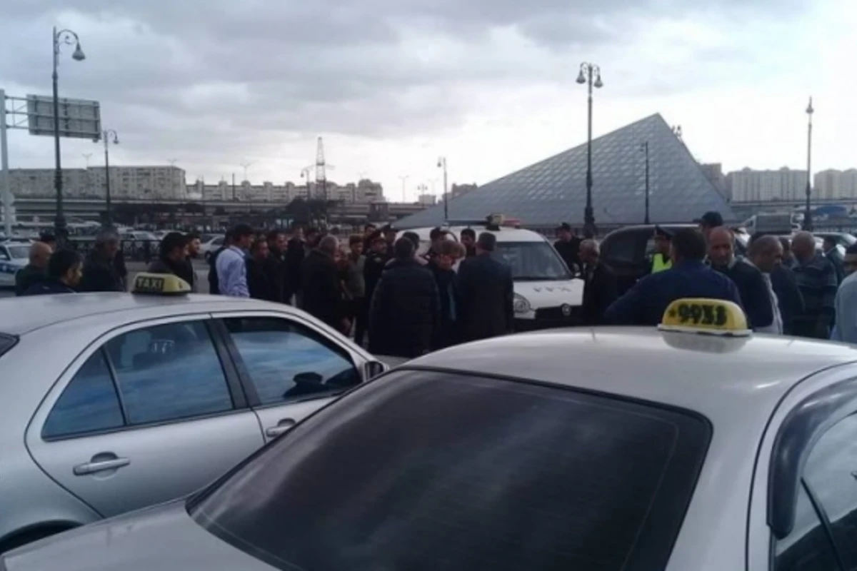 Bakıda taksi sürücüləri ilə polis arasında mübahisə - saxlanılanlar var – FOTO