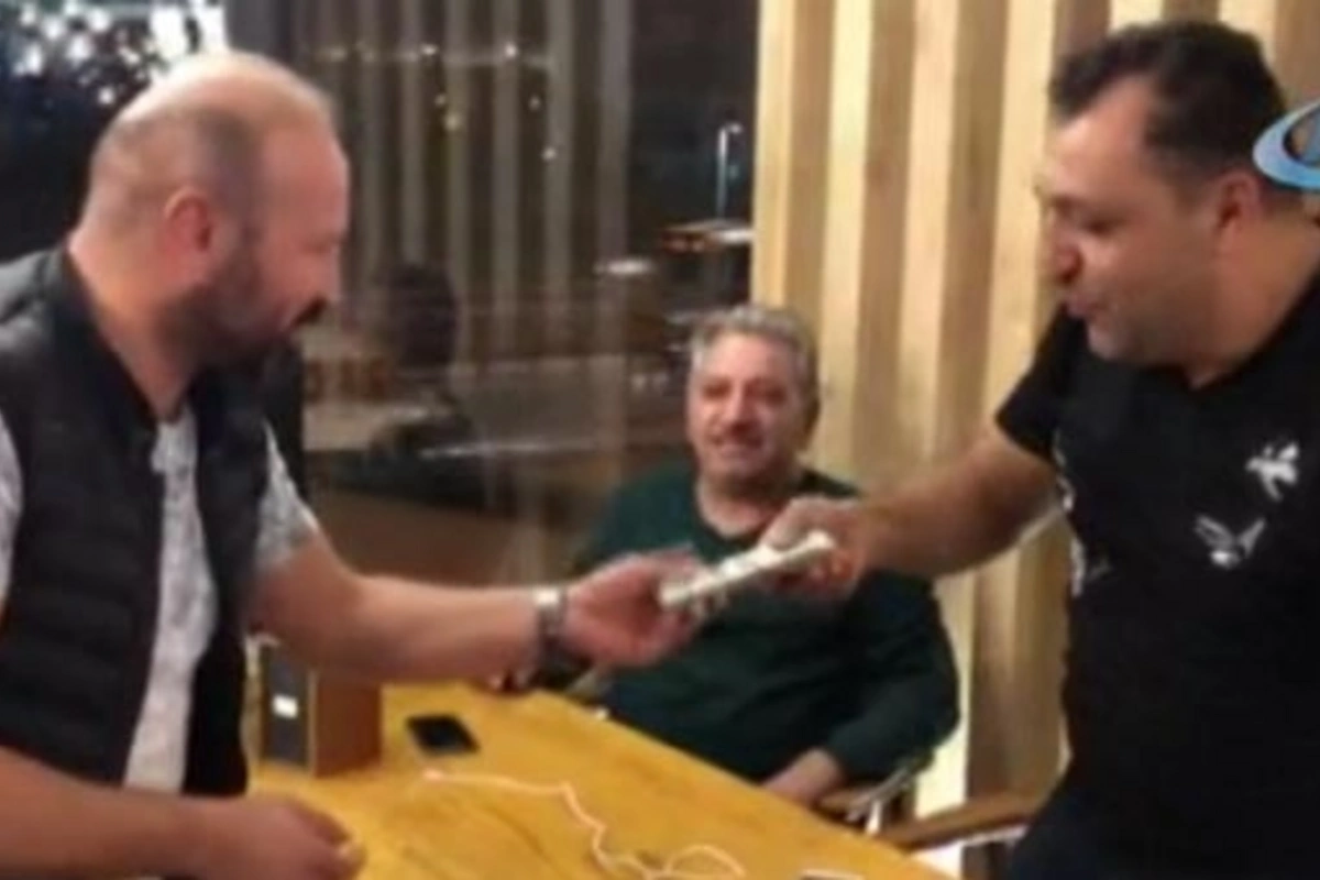 Azərbaycanlı iş adamı taksidə 10 min dollarını unutdu - VİDEO
