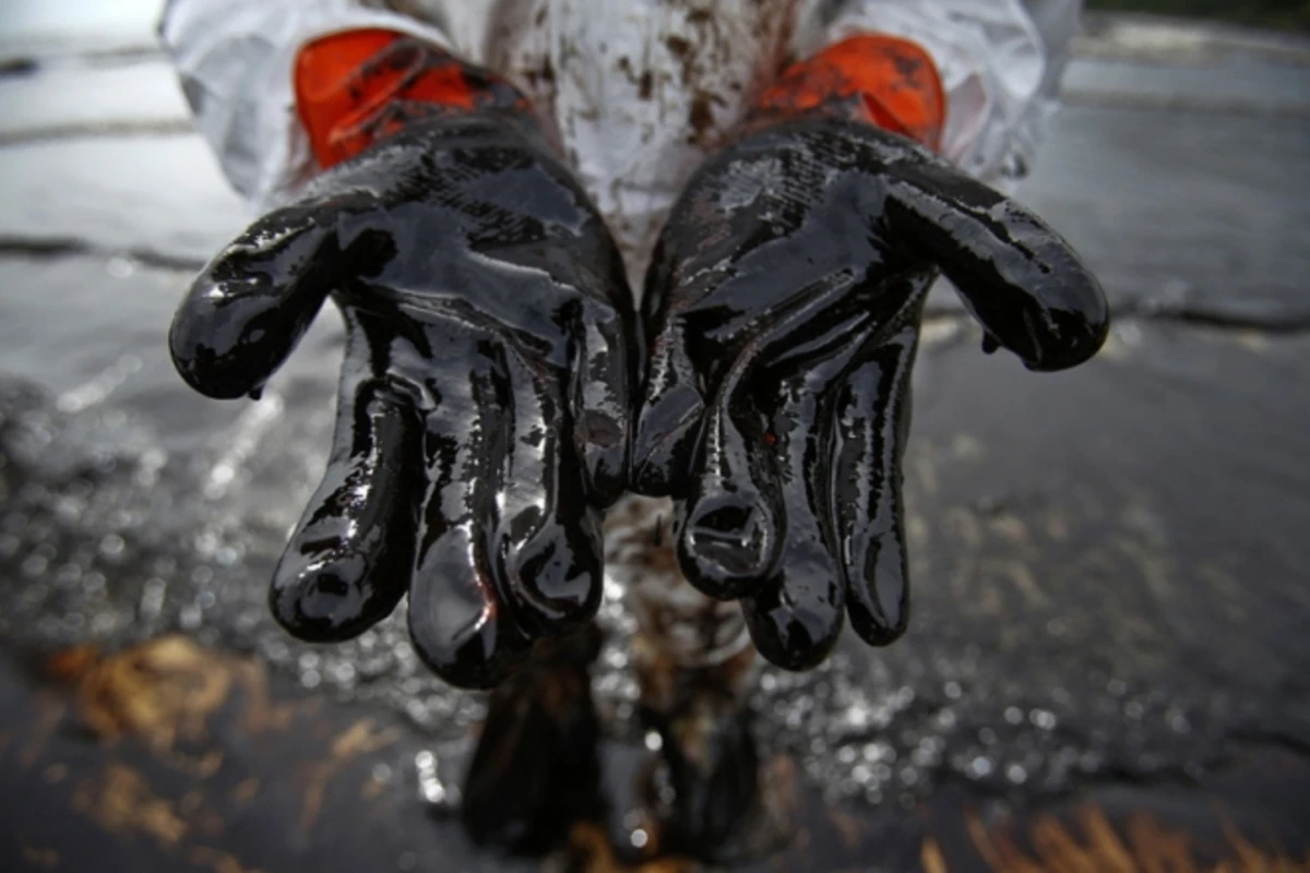 Под одним из домов в Баку обнаружен разлив нефти