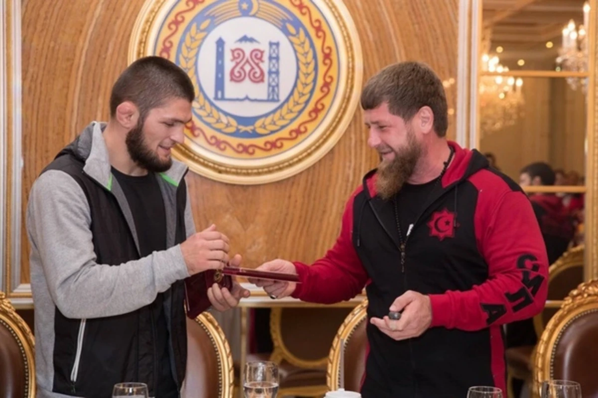 Kadırov Həbib Nurməhəmmədova avtomobil, atasına fəxri ad verdi - (VİDEO+FOTO) Kadırov Həbib Nurməhəmmədova avtomobil, atasına fəxri ad verdi - (VİDEO+FOTO)