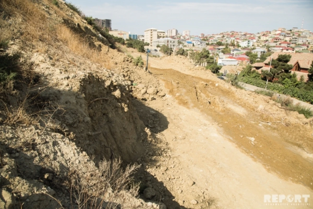 Badamdarda sürüşmə zonasında SON VƏZİYYƏT: Torpaq qatı asfaltın üstünə qədər gəlib (FOTO) - YENİLƏNİB
