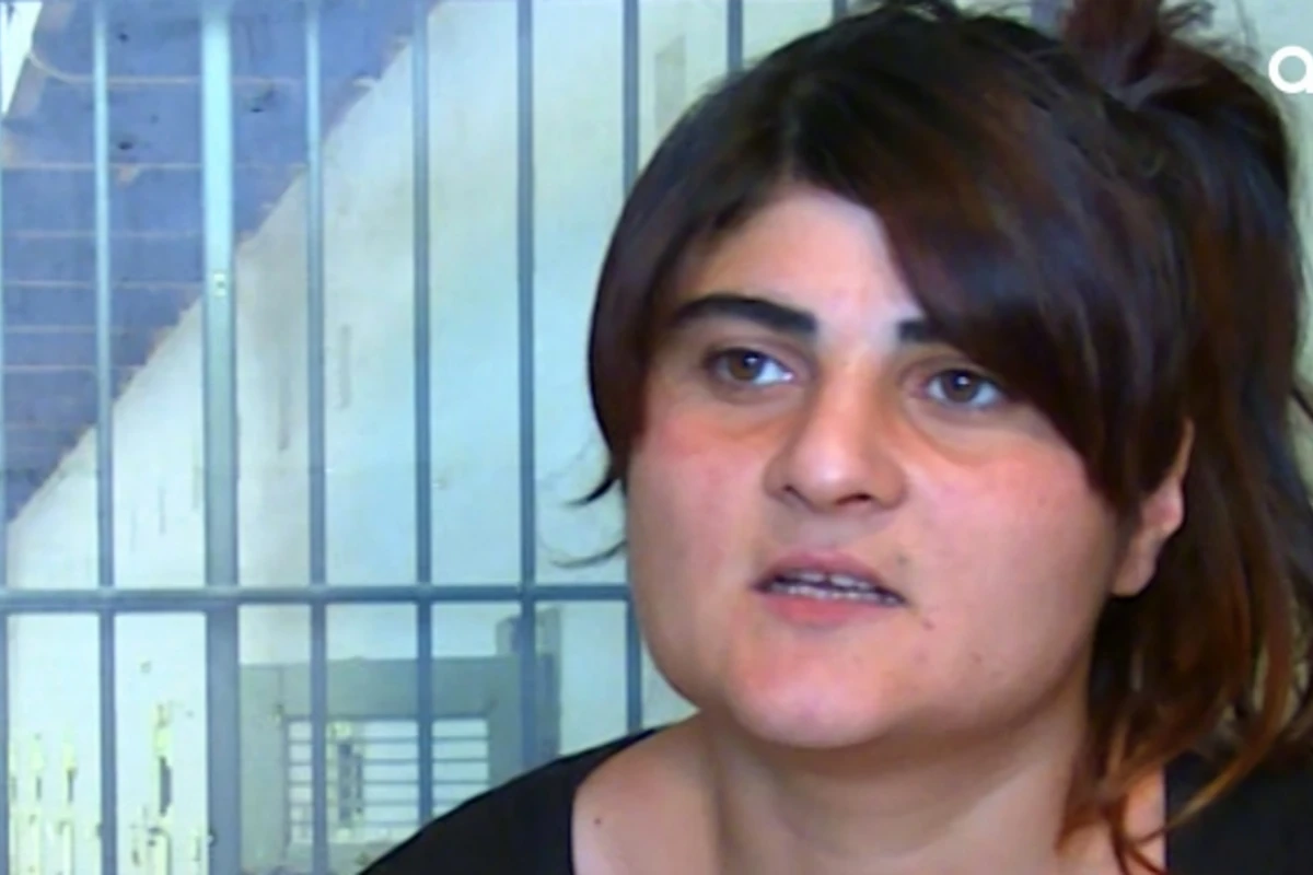 “Boğub yerə saldım, sonra çəkiclə vurdum” – Nənəsini öldürən qızın ETİRAFI – VİDEO