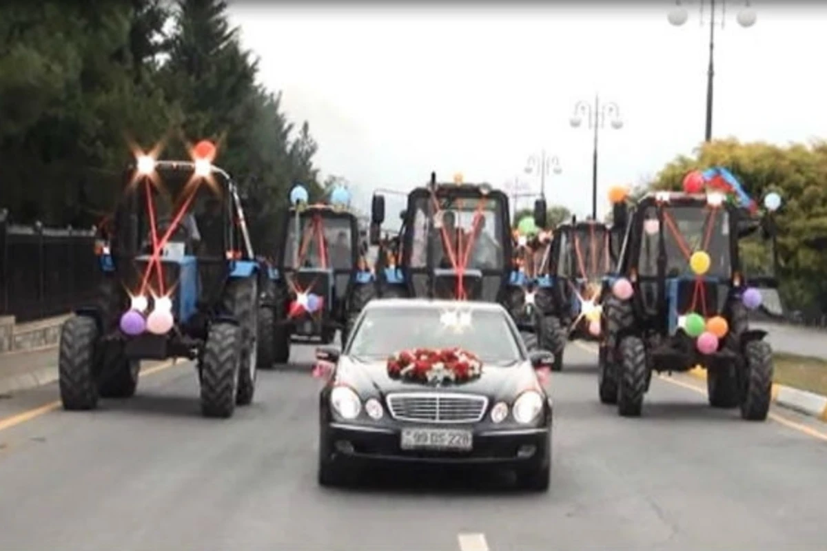 Traktor karvanı ilə gəlin gətirən bəyin atası danışdı: Etiraz etdim Traktor karvanı ilə gəlin gətirən bəyin atası danışdı: Etiraz etdim