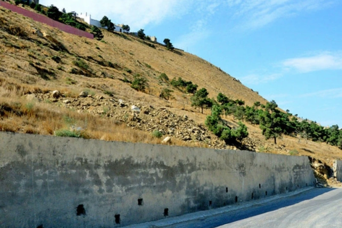 Bakının bu hissəsində böyük təhlükə - Hasarlar uçur Bakının bu hissəsində böyük təhlükə - Hasarlar uçur