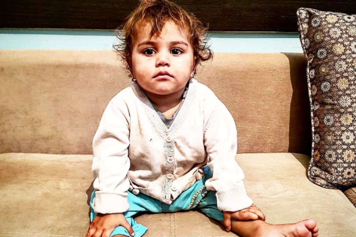 В Баку найдена 2-летняя девочка, которую вырвали из пасти бездомных собак - ФОТО+ВИДЕО