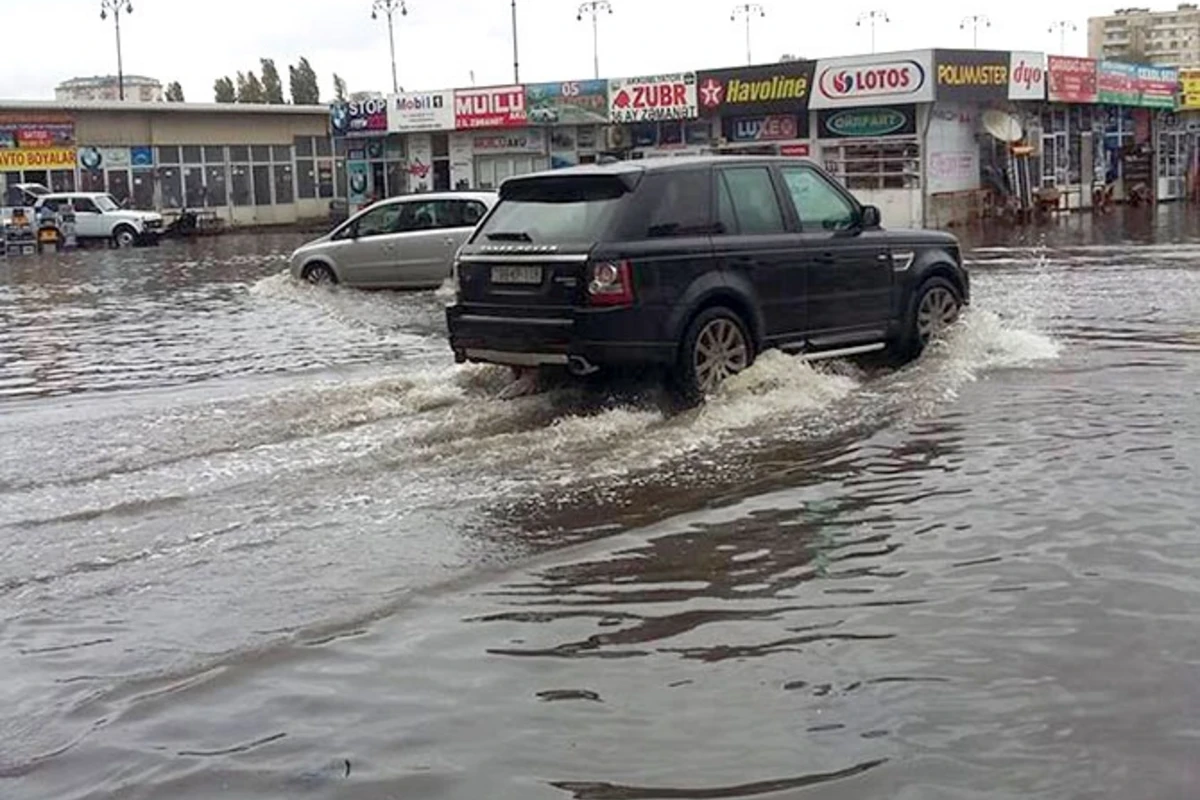 В Баку затопило старый авторынок - ВИДЕО