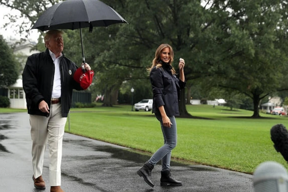 Donald Tramp həyat yoldaşı Melaniya Trampı yağışa “tərk etdi” – VİDEO