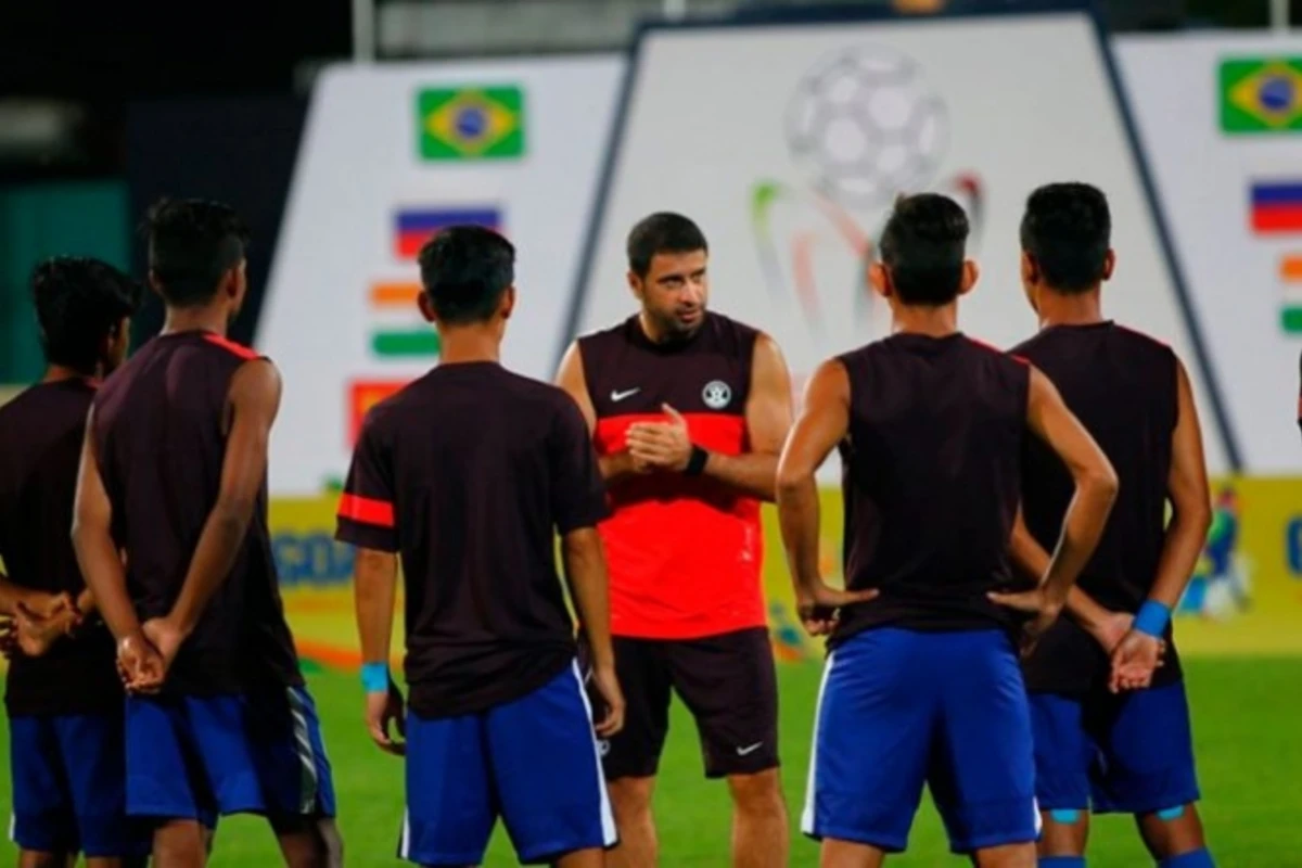 Azərbaycanda futbolçu baş məşqçini döydü