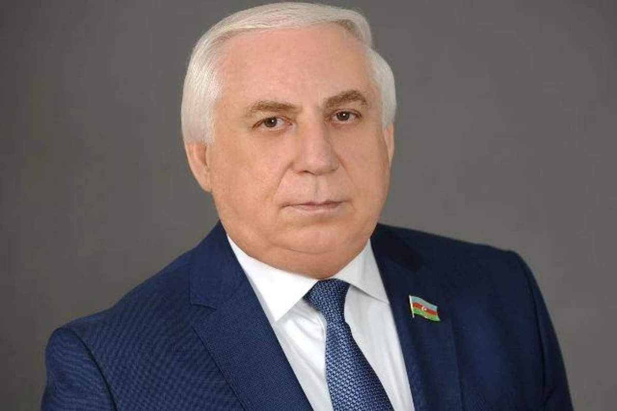 Hadi Rəcəbli: Bu insan ailəsini dolandıra bilmirsə... Hadi Rəcəbli: Bu insan ailəsini dolandıra bilmirsə...