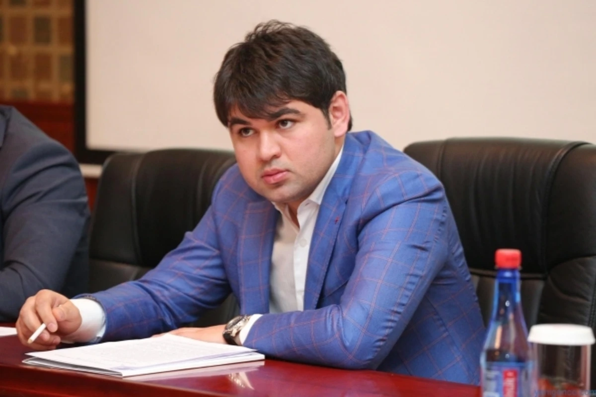 Сын Эльмара Велиева подал в отставку