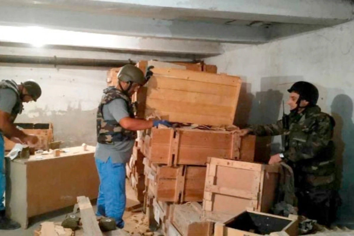 Bakıda orta məktəbin zirzəmisindən yüzlərlə hərbi sursat aşkarlandı - FOTO