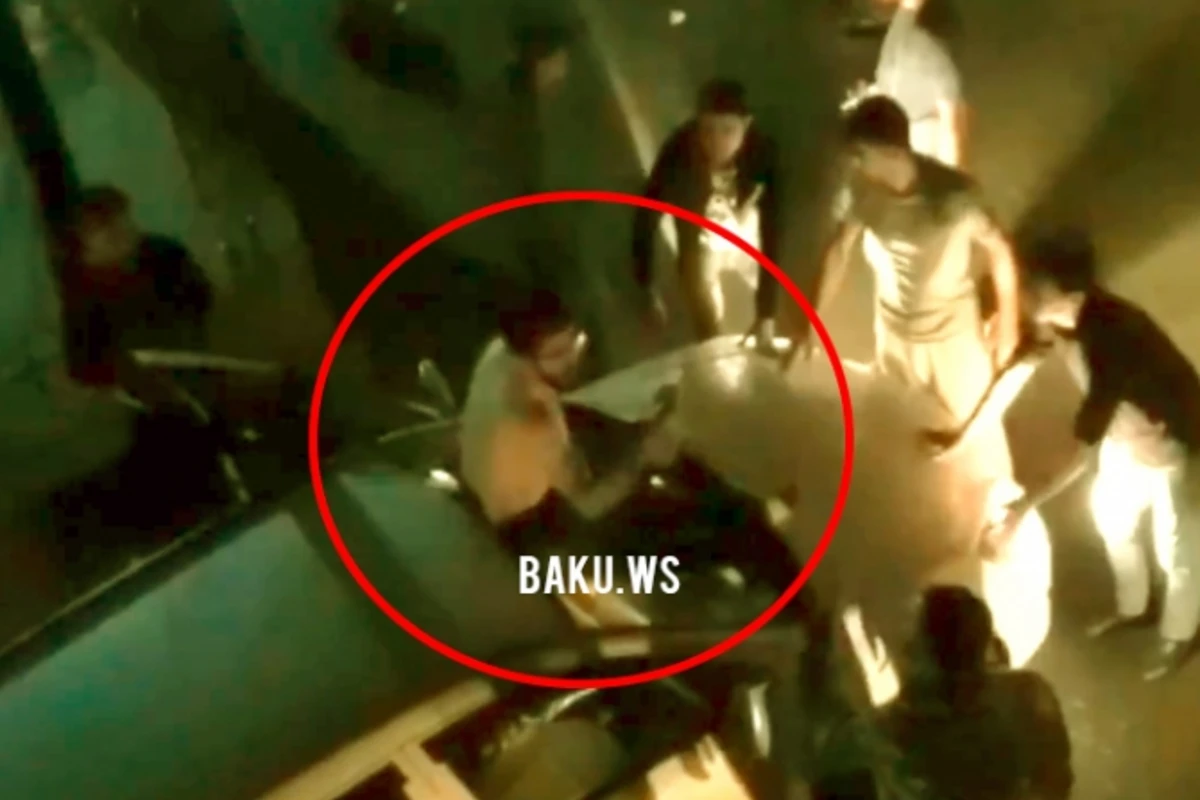 Bakıda çılpaq qız ərəbin bütün pullarını götürüb qaçdı (VİDEO) Bakıda çılpaq qız ərəbin bütün pullarını götürüb qaçdı (VİDEO)