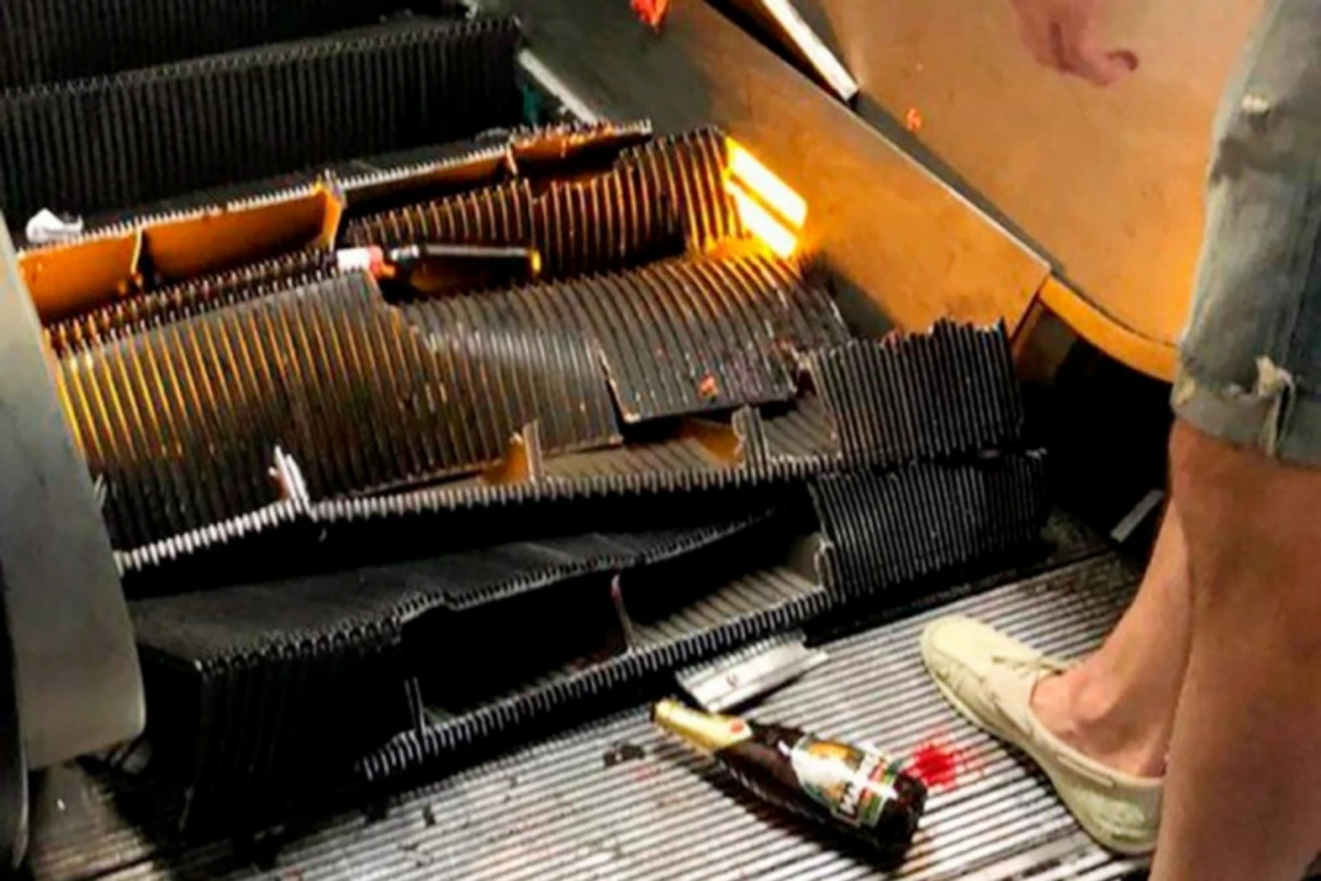 Авария в римском метро перед игрой Рома - ВИДЕО Авария в римском метро перед игрой Рома - ВИДЕО