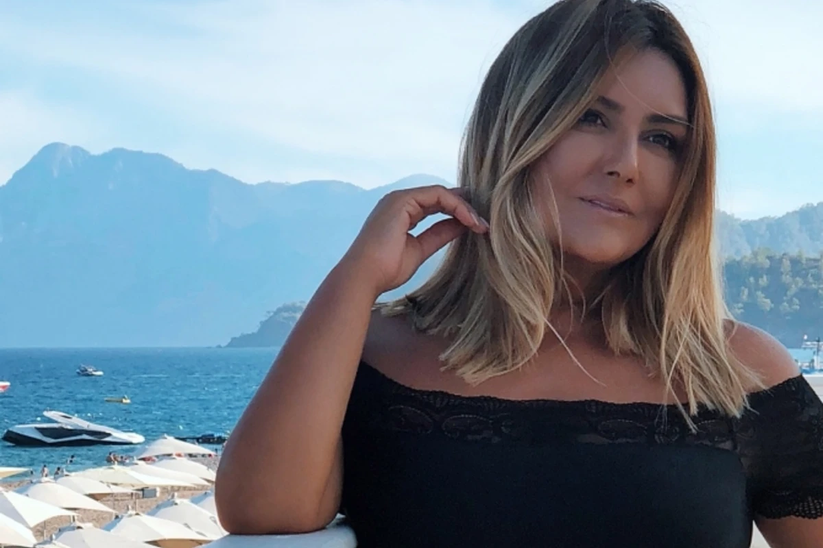 Зульфия Ханбабаева упала во время исполнения песни - ВИДЕО